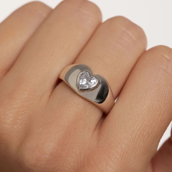 NWOT Bold ring with heart-shaped zirconia in silver - Picture 2 of 3